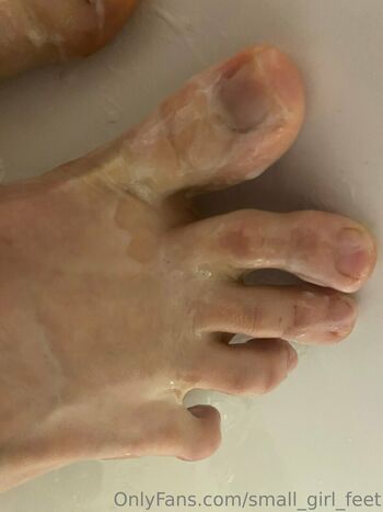 small_girl_feet