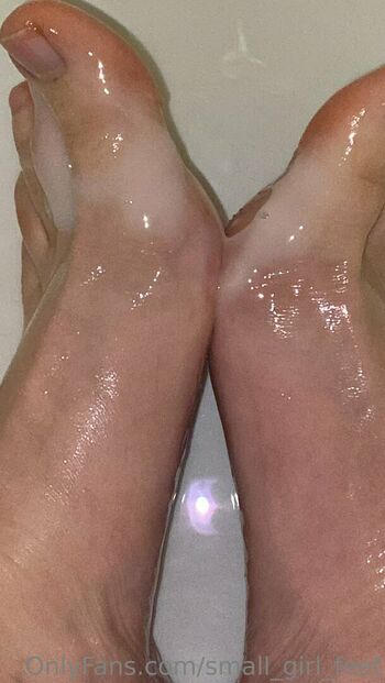 small_girl_feet