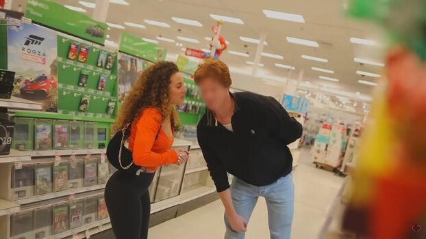 Sofie Dossi