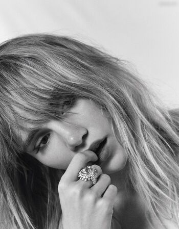 Suki Waterhouse