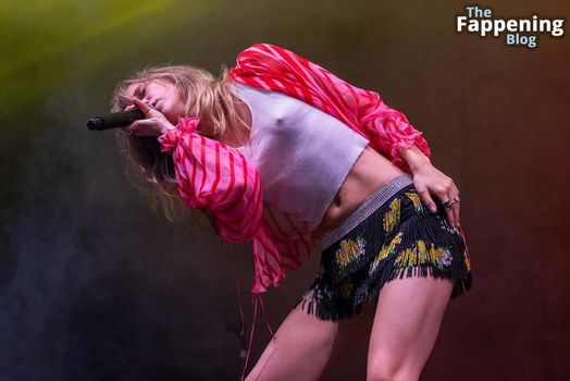Suki Waterhouse