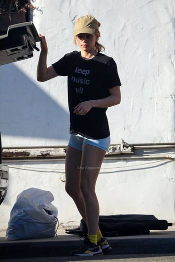 Suki Waterhouse