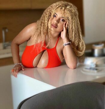 thegirlinred0