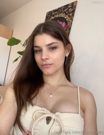 Titsplustats_Emely