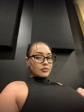 Tyla urgirltylaxx