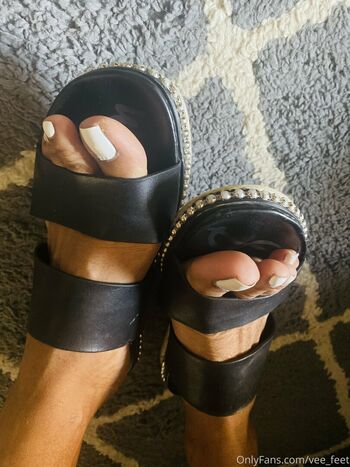 vee_feet