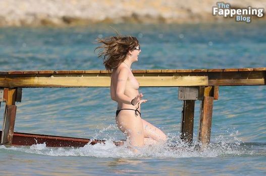 Victoria De Angelis