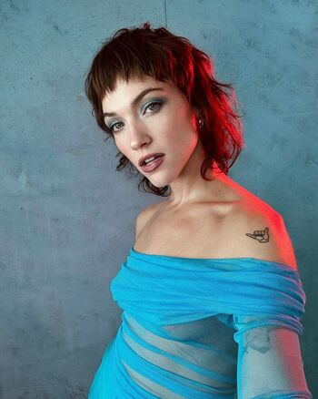 Violett Beane