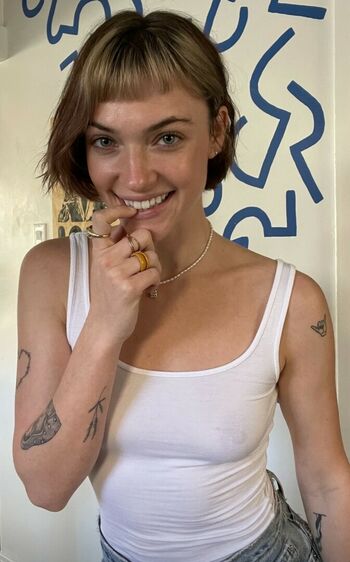Violett Beane