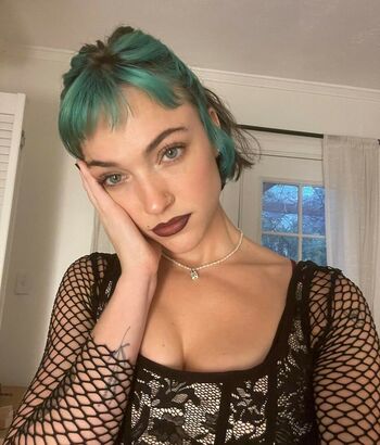 Violett Beane