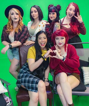 WatchGirlsPlay