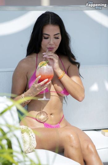 Yazmin Oukhellou