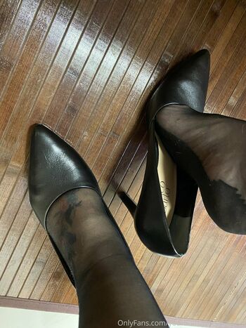 youlovemyfeettrample
