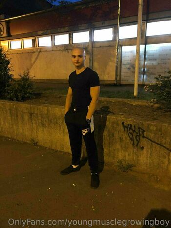 youngmusclegrowingboy
