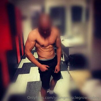 youngmusclegrowingboy