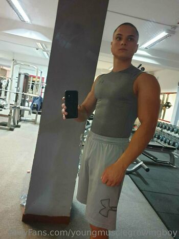 youngmusclegrowingboy