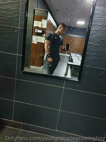 youngmusclegrowingboy