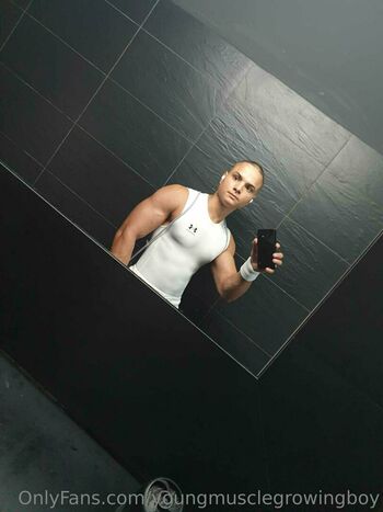 youngmusclegrowingboy