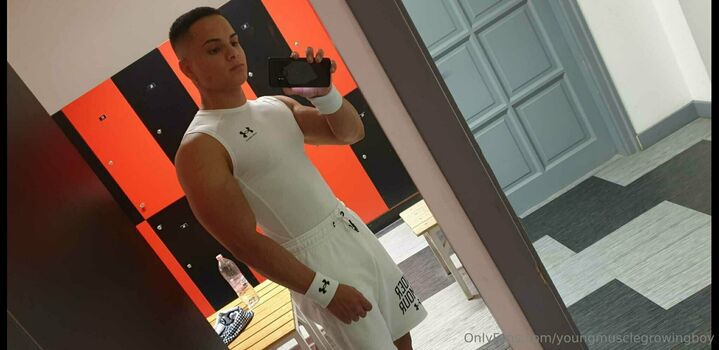 youngmusclegrowingboy
