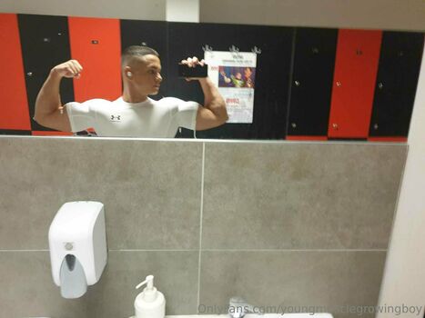youngmusclegrowingboy