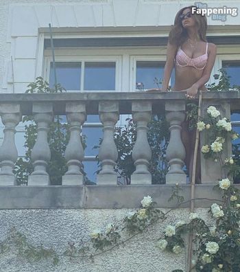 Zahia Dehar
