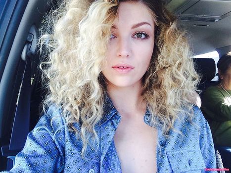 Lili Simmons